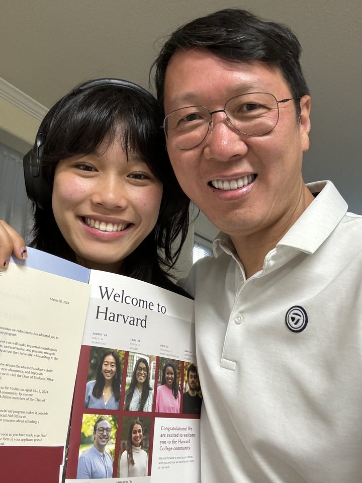 2024 年 3 月,Emily 与父亲手持哈佛录取信